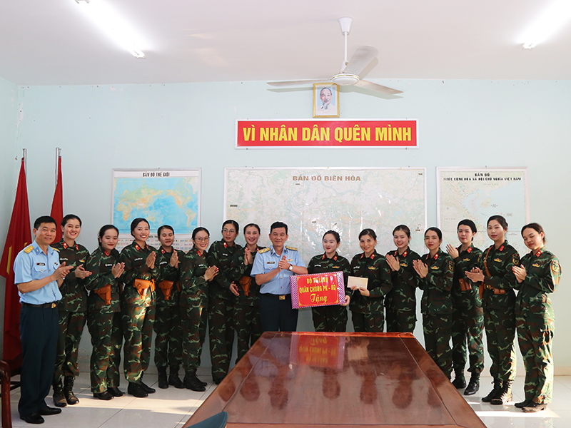 Trung tướng Trần Ngọc Quyến thăm, tặng quà các lực lượng thuộc Quân chủng Phòng không - Không quân tham gia thực hiện nhiệm vụ A50