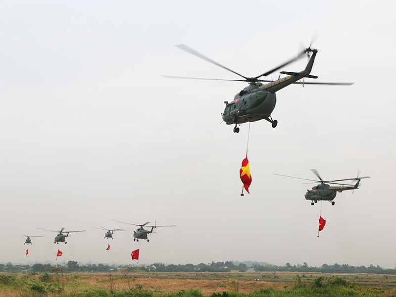 Lực lượng Không quân bay hợp luyện trên bầu trời thành phố Hồ Chí Minh
