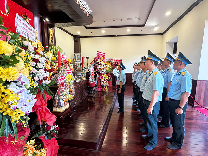 Cán bộ, chiến sĩ Tiểu đoàn diễu binh, diễu hành Quân chủng Phòng không - Không quân dâng hương tưởng niệm Chủ tịch Hồ Chí Minh tại Bến Nhà Rồng