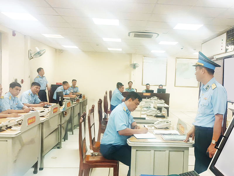 Thiếu tướng Bùi Đức Hiền kiểm tra sẵn sàng chiến đấu tại Sở chỉ huy phía trước của Quân chủng Phòng không - Không quân