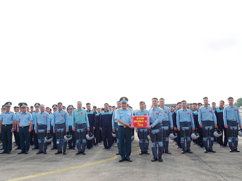 Trung tướng Nguyễn Văn Hiền kiểm tra thực hiện nhiệm vụ A50 của Bộ đội Phòng không - Không quân