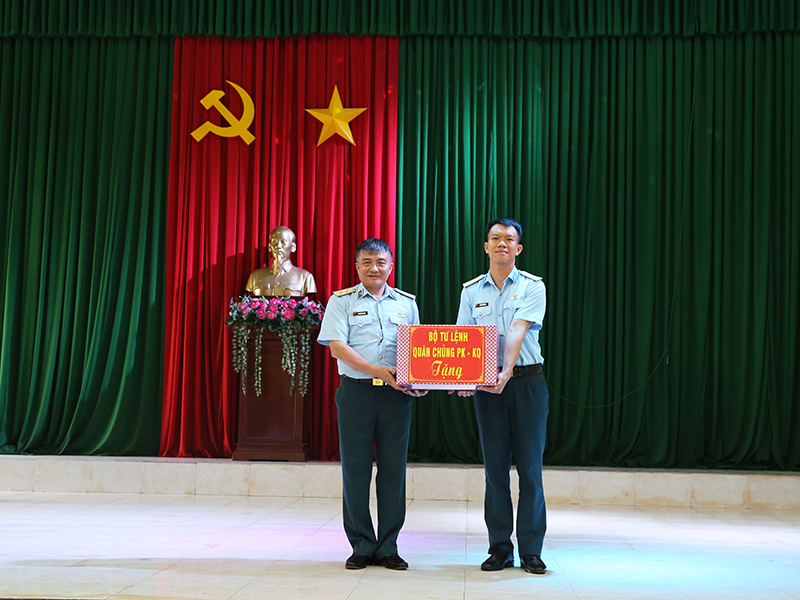 Trung tướng Nguyễn Văn Hiền kiểm tra thực hiện nhiệm vụ A50 của Bộ đội Phòng không - Không quân