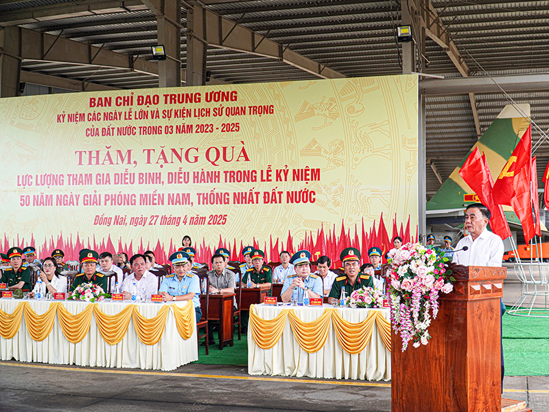Ban Chỉ đạo Trung ương kỷ niệm các ngày lễ lớn và sự kiện lịch sử quan trọng của đất nước thăm và động viên lực lượng diễu binh, diễu hành dịp Lễ kỷ niệm 30-4 tại sân bay Biên Hoà.