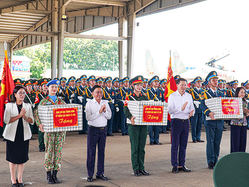 Ban Chỉ đạo Trung ương kỷ niệm các ngày lễ lớn và sự kiện lịch sử quan trọng của đất nước thăm và động viên lực lượng diễu binh, diễu hành dịp Lễ kỷ niệm 30-4 tại sân bay Biên Hoà.