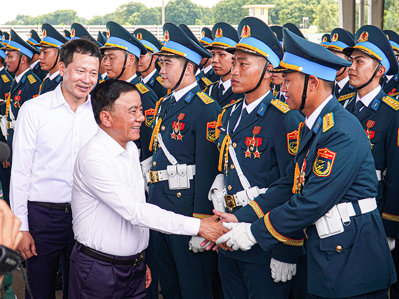 Ban Chỉ đạo Trung ương kỷ niệm các ngày lễ lớn và sự kiện lịch sử quan trọng của đất nước thăm và động viên lực lượng diễu binh, diễu hành dịp Lễ kỷ niệm 30-4 tại sân bay Biên Hoà.