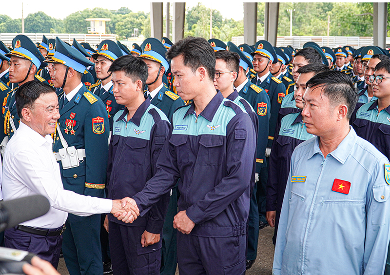 Ban Chỉ đạo Trung ương kỷ niệm các ngày lễ lớn và sự kiện lịch sử quan trọng của đất nước thăm và động viên lực lượng diễu binh, diễu hành dịp Lễ kỷ niệm 30-4 tại sân bay Biên Hoà.