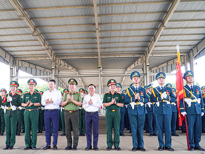 Ban Chỉ đạo Trung ương kỷ niệm các ngày lễ lớn và sự kiện lịch sử quan trọng của đất nước thăm và động viên lực lượng diễu binh, diễu hành dịp Lễ kỷ niệm 30-4 tại sân bay Biên Hoà.