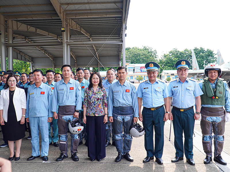 Ban Chỉ đạo Trung ương kỷ niệm các ngày lễ lớn và sự kiện lịch sử quan trọng của đất nước thăm và động viên lực lượng diễu binh, diễu hành dịp Lễ kỷ niệm 30-4 tại sân bay Biên Hoà.