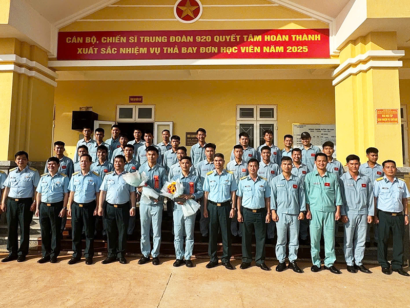 Trung đoàn 920, Trường Sĩ quan Không quân tổ chức thành công ban bay thả đơn học viên trên máy bay Yak-52.