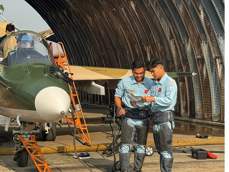 Dưới cánh bay là non sông gấm vóc