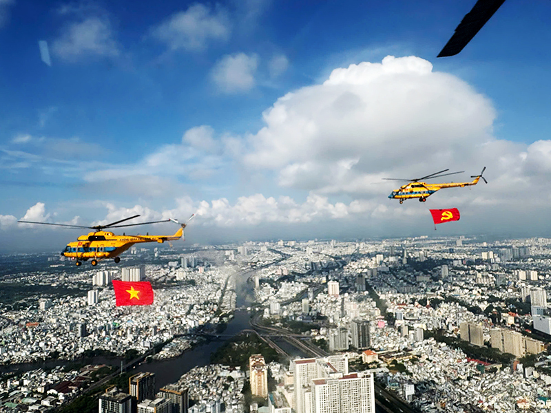 Dưới cánh bay là non sông gấm vóc