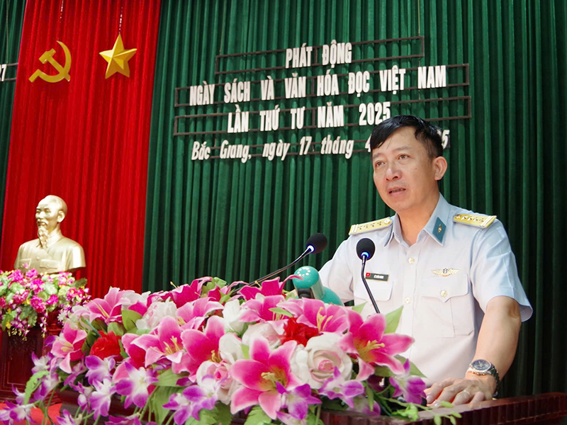 Trung đoàn Không quân 927 phát động hưởng ứng Ngày Sách và Văn hóa đọc Việt Nam 2025