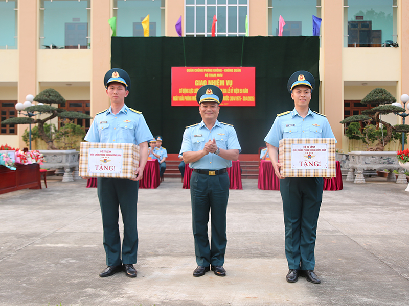 Quân chủng Phòng không - Không quân giao nhiệm vụ cơ động lực lượng, phương tiện tham gia Lễ kỷ niệm 50 năm Ngày giải phóng Miền Nam, thống nhất đất nước
