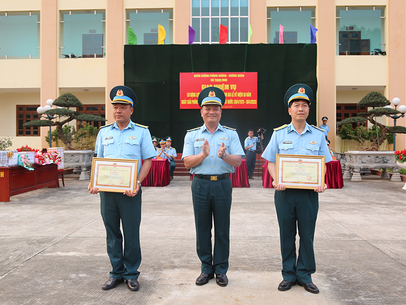 Quân chủng Phòng không - Không quân giao nhiệm vụ cơ động lực lượng, phương tiện tham gia Lễ kỷ niệm 50 năm Ngày giải phóng Miền Nam, thống nhất đất nước