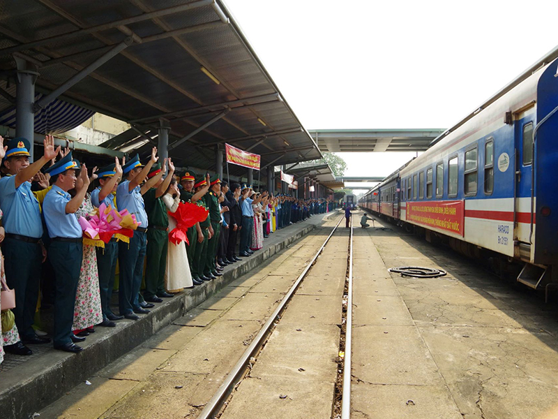 Sư đoàn 375 và Sư đoàn 372 tiếp lửa, động viên lực lượng tham gia diễu binh, diễu hành của Quân chủng PK-KQ tại Ga Đà Nẵng