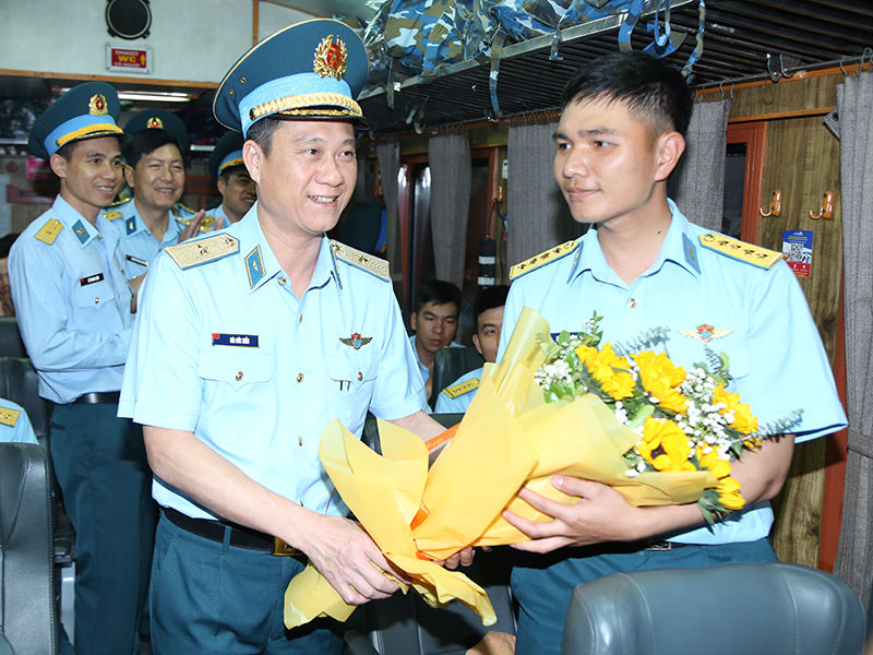 Quân chủng Phòng không - Không quân giao nhiệm vụ cơ động lực lượng, phương tiện tham gia Lễ kỷ niệm 50 năm Ngày giải phóng Miền Nam, thống nhất đất nước