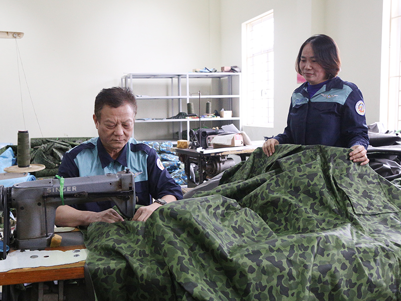 Những người thợ ở “xưởng may đặc chủng”