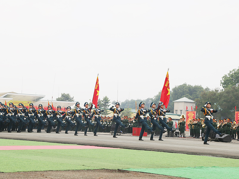 Diễu hành trong nắng Biên Hòa