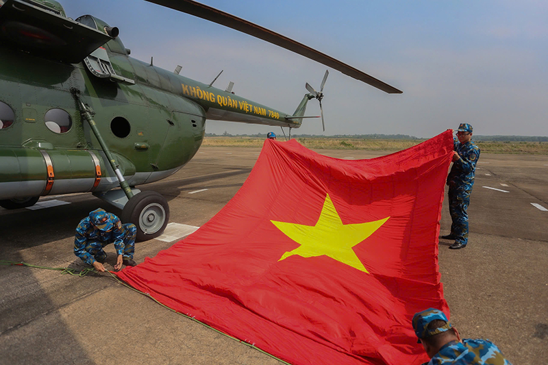Vinh dự, tự hào, bay trong Ngày hội thống nhất non sông