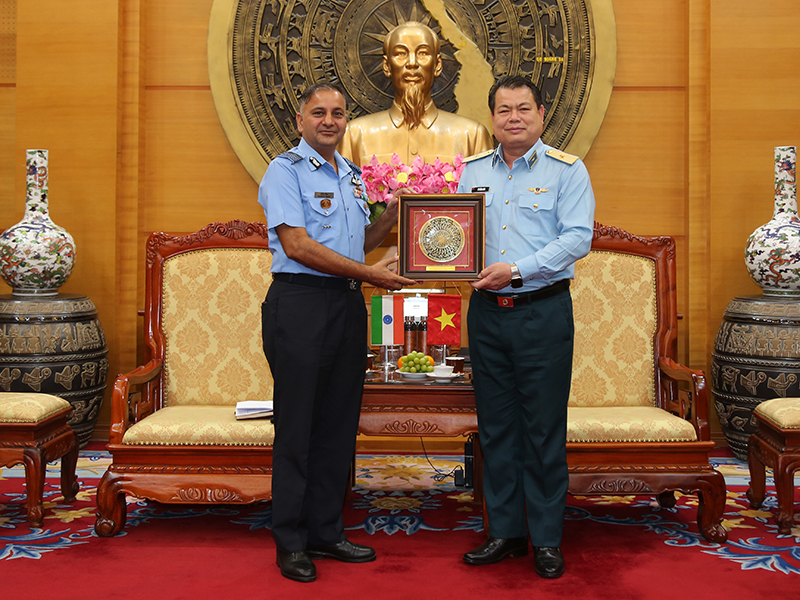 Thủ trưởng Bộ Tư lệnh Quân chủng Phòng không - Không quân tiếp xã giao Đoàn Không quân Ấn Độ