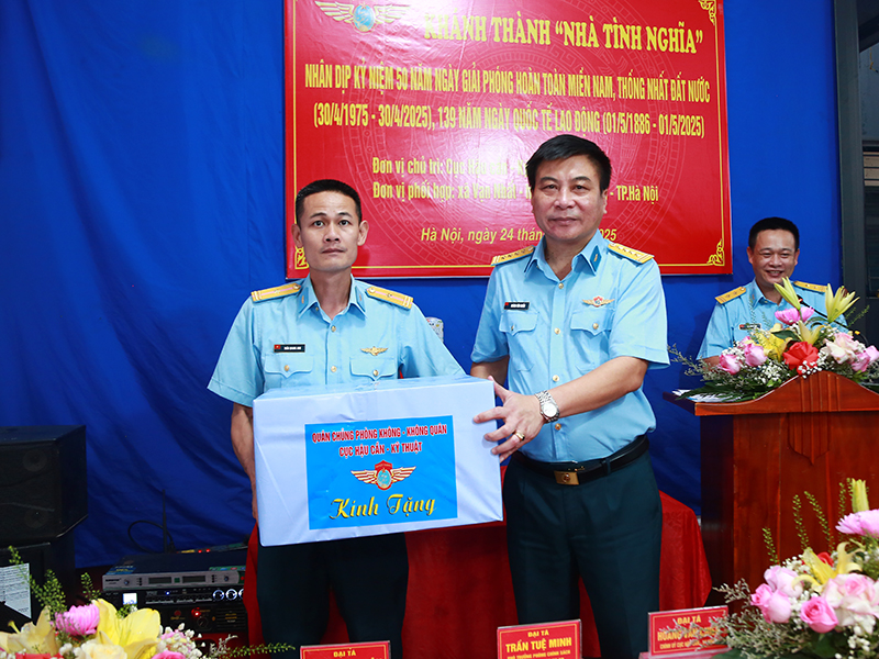 Cục Hậu cần - Kỹ thuật Quân chủng PK-KQ bàn giao “Nhà tình nghĩa” tặng gia đình Thiếu tá QNCN Trần Quang Anh