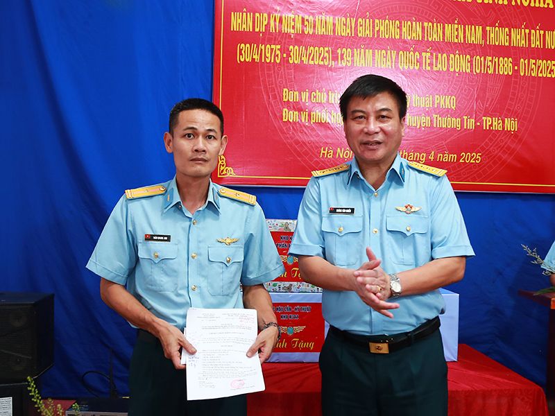 Cục Hậu cần - Kỹ thuật Quân chủng PK-KQ bàn giao “Nhà tình nghĩa” tặng gia đình Thiếu tá QNCN Trần Quang Anh