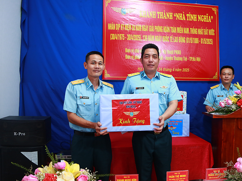 Cục Hậu cần - Kỹ thuật Quân chủng PK-KQ bàn giao “Nhà tình nghĩa” tặng gia đình Thiếu tá QNCN Trần Quang Anh