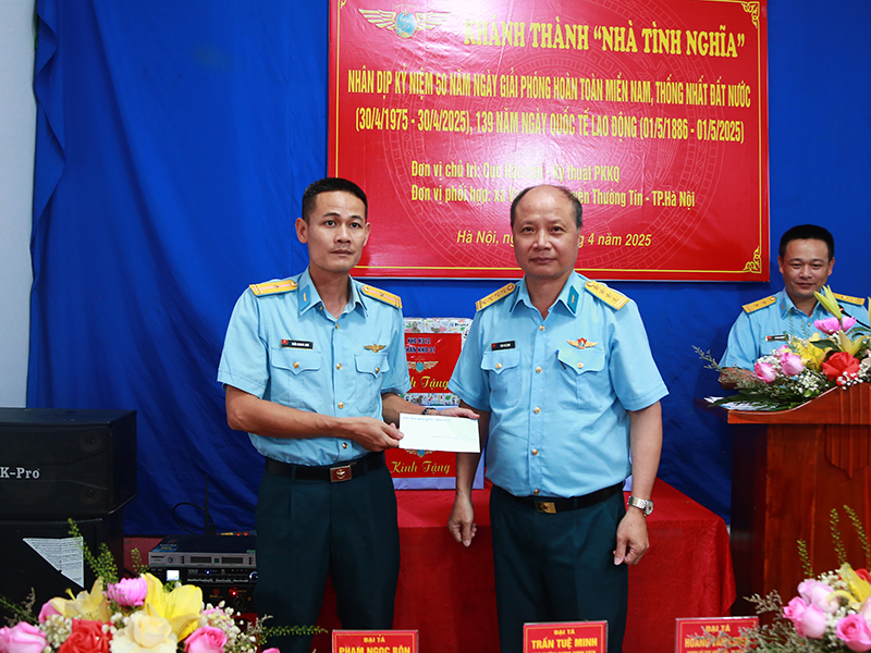 Cục Hậu cần - Kỹ thuật Quân chủng PK-KQ bàn giao “Nhà tình nghĩa” tặng gia đình Thiếu tá QNCN Trần Quang Anh