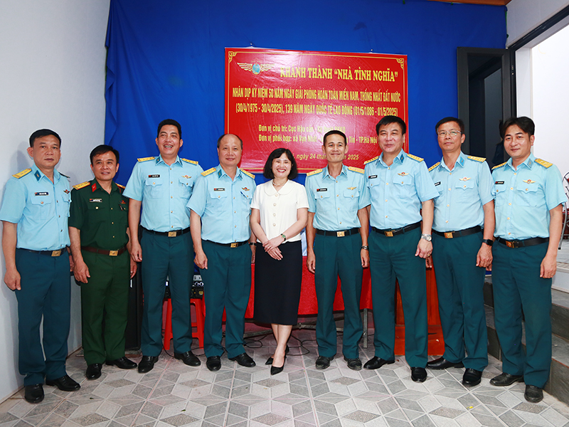 Cục Hậu cần - Kỹ thuật Quân chủng PK-KQ bàn giao “Nhà tình nghĩa” tặng gia đình Thiếu tá QNCN Trần Quang Anh