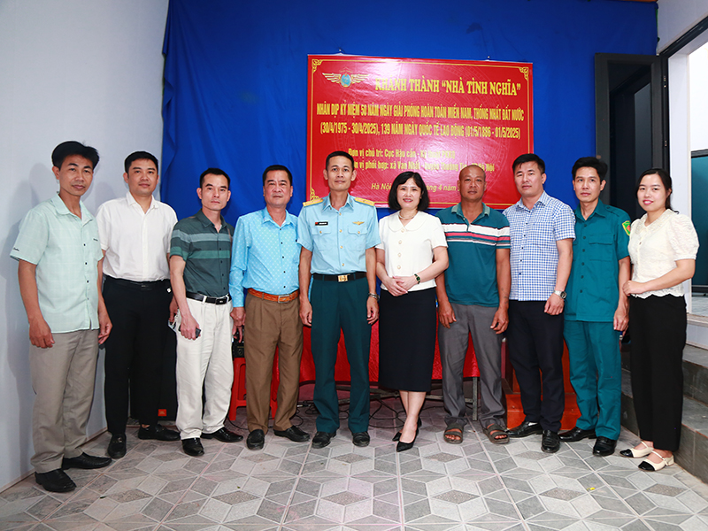 Cục Hậu cần - Kỹ thuật Quân chủng PK-KQ bàn giao “Nhà tình nghĩa” tặng gia đình Thiếu tá QNCN Trần Quang Anh