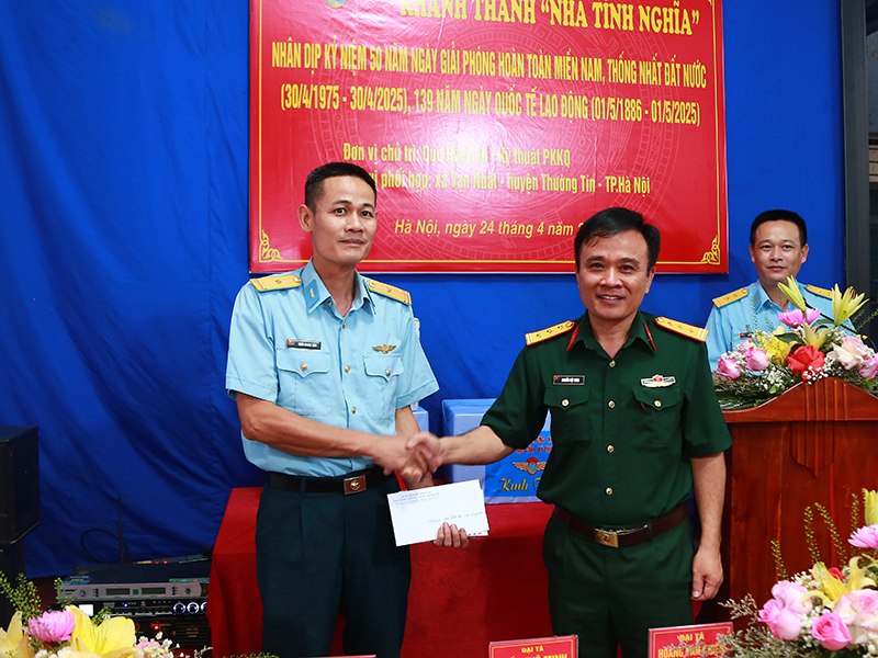 Cục Hậu cần - Kỹ thuật Quân chủng PK-KQ bàn giao “Nhà tình nghĩa” tặng gia đình Thiếu tá QNCN Trần Quang Anh