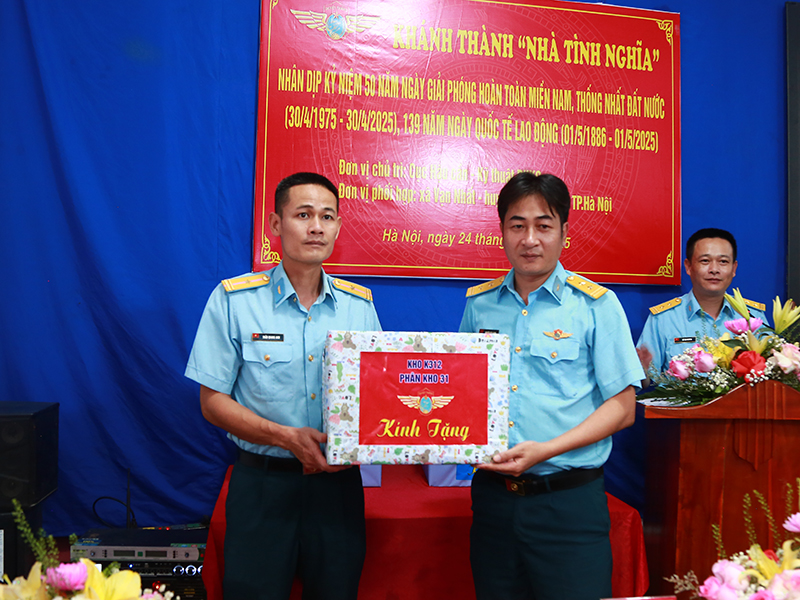 Cục Hậu cần - Kỹ thuật Quân chủng PK-KQ bàn giao “Nhà tình nghĩa” tặng gia đình Thiếu tá QNCN Trần Quang Anh