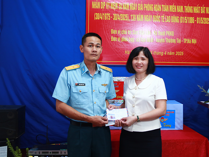 Cục Hậu cần - Kỹ thuật Quân chủng PK-KQ bàn giao “Nhà tình nghĩa” tặng gia đình Thiếu tá QNCN Trần Quang Anh