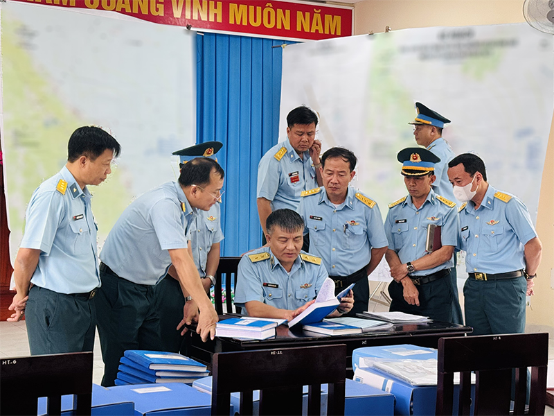 Quân chủng Phòng không - Không quân kiểm tra huấn luyện, sẵn sàng chiến đấu và công tác cải cách hành chính, chuyển đổi số tại Sư đoàn 372 và Sư đoàn 375