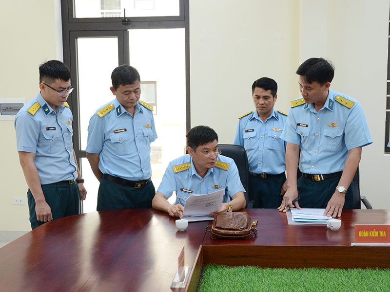 Quân chủng Phòng không - Không quân kiểm tra huấn luyện, sẵn sàng chiến đấu và công tác cải cách hành chính, chuyển đổi số tại Sư đoàn 372 và Sư đoàn 375