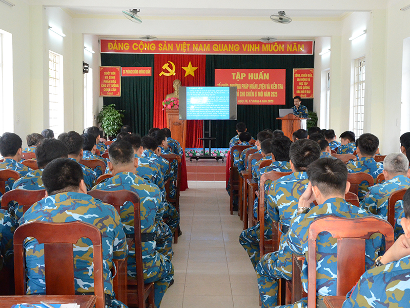 Quân chủng Phòng không - Không quân tập huấn tổ chức, phương pháp huấn luyện và kiểm tra “3 tiếng nổ” cho chiến sĩ mới năm 2025