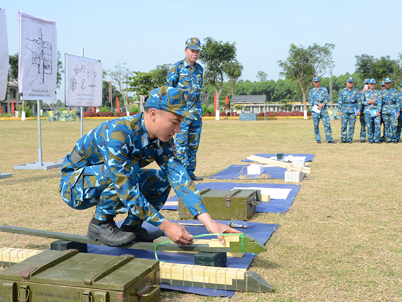 Quân chủng Phòng không - Không quân tập huấn tổ chức, phương pháp huấn luyện và kiểm tra “3 tiếng nổ” cho chiến sĩ mới năm 2025