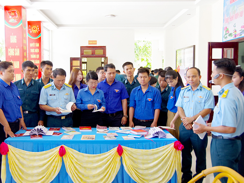 Sư đoàn 377 tổ chức Chương trình “Cùng sách bước vào kỷ nguyên vươn mình của dân tộc” năm 2025