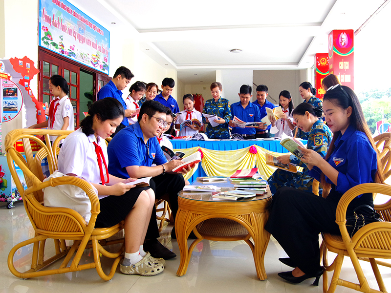 Sư đoàn 377 tổ chức Chương trình “Cùng sách bước vào kỷ nguyên vươn mình của dân tộc” năm 2025
