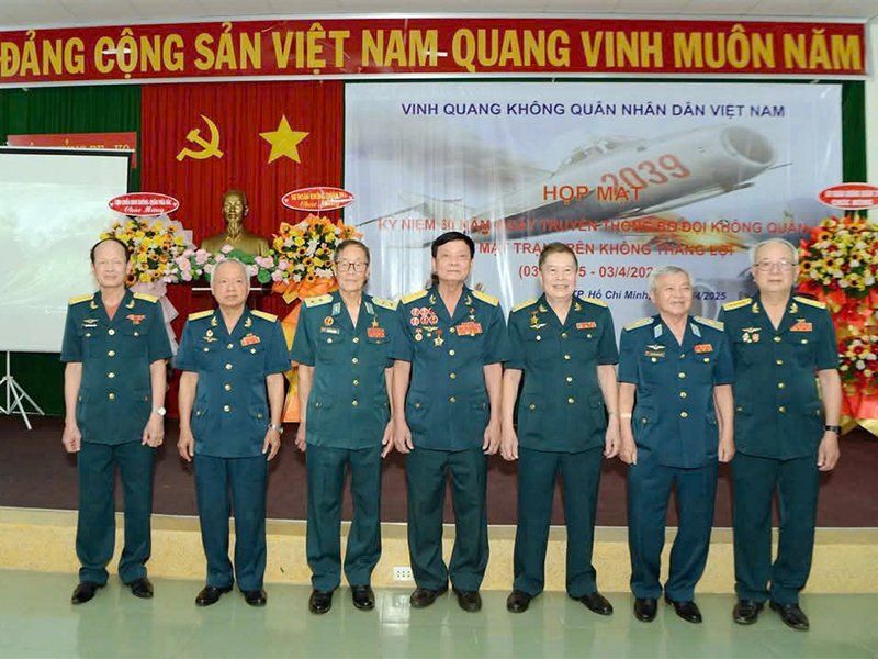 Nửa thế kỷ chuyến bay chào mừng ngày giải phóng Miền Nam