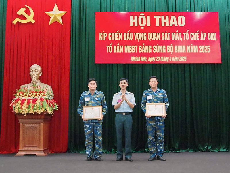 Sư đoàn 377 tổ chức Hội thao Vọng quan sát mắt, Tổ chế áp UAV, Tổ bắn máy bay bay thấp bằng súng bộ binh