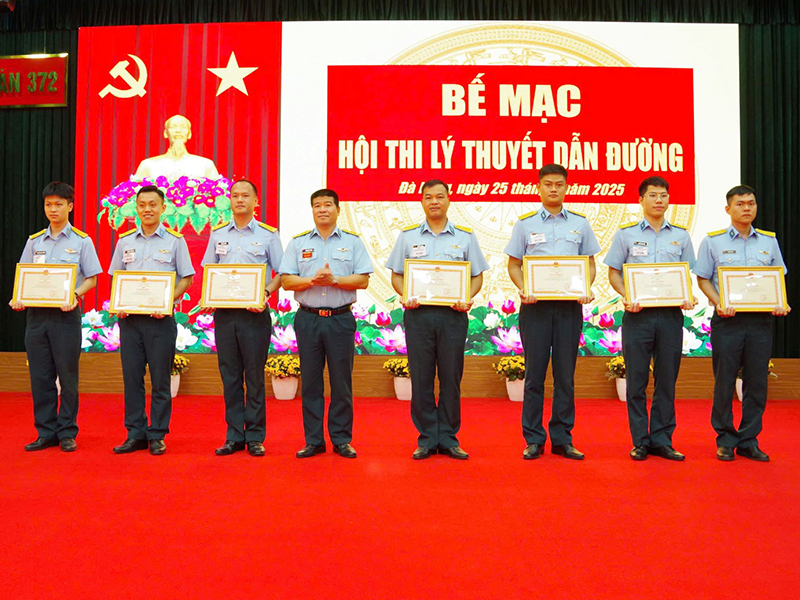 Sư đoàn 372 tổ chức Hội thi Lý thuyết Dẫn đường năm 2025