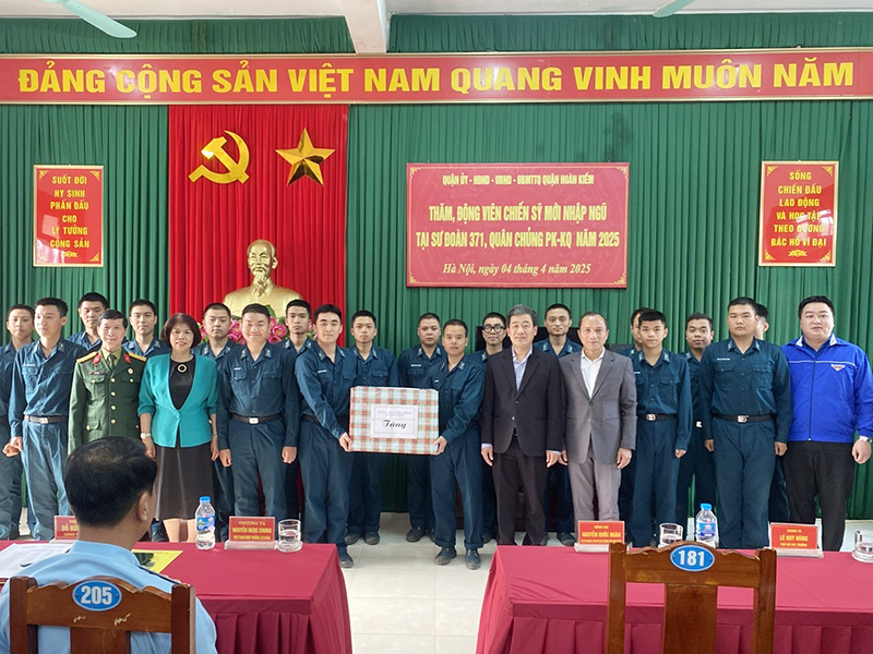 Đoàn quận ủy Hoàn Kiếm, TP Hà Nội thăm Tiểu đoàn Huấn luyện chiến sĩ mới Sư đoàn 371