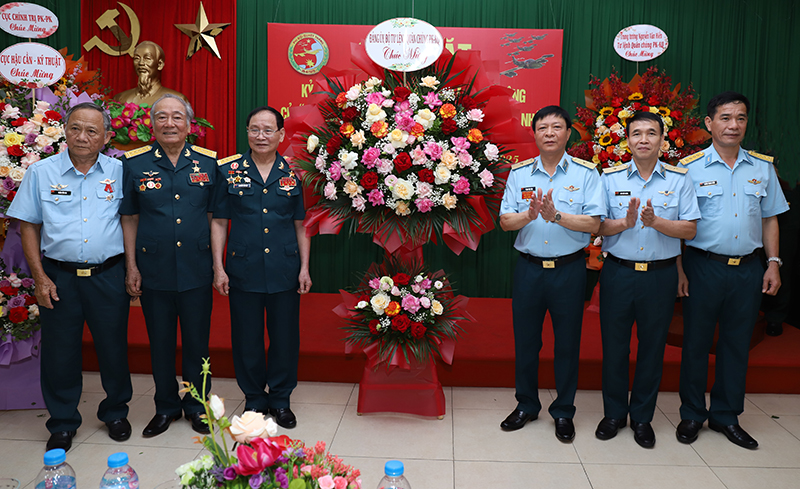 Gặp mặt kỷ niệm 50 năm Trận tập kích đường không của Phi đội Quyết thắng vào sân bay Tân Sơn Nhất (28-4-1975/28-4-2025)