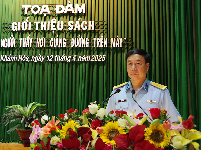 Trường Sĩ quan Không quân tổ chức Tọa đàm, giới thiệu sách “Những người thầy nơi giảng đường trên mây”