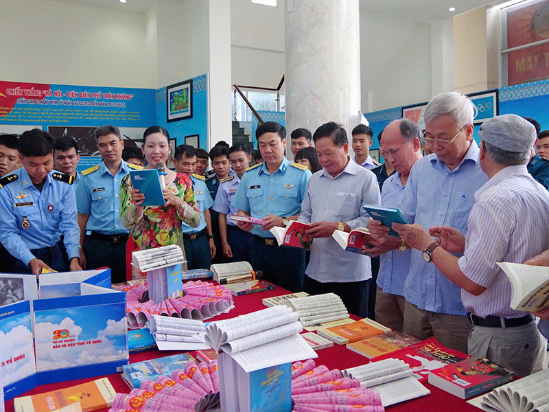 Trường Sĩ quan Không quân tổ chức Tọa đàm, giới thiệu sách “Những người thầy nơi giảng đường trên mây”