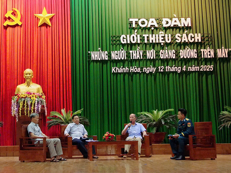 Trường Sĩ quan Không quân tổ chức Tọa đàm, giới thiệu sách “Những người thầy nơi giảng đường trên mây”