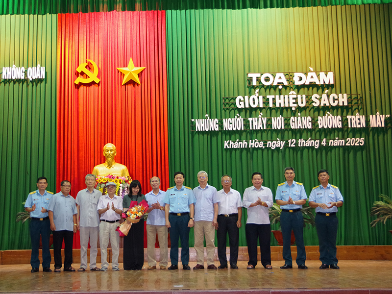 Trường Sĩ quan Không quân tổ chức Tọa đàm, giới thiệu sách “Những người thầy nơi giảng đường trên mây”