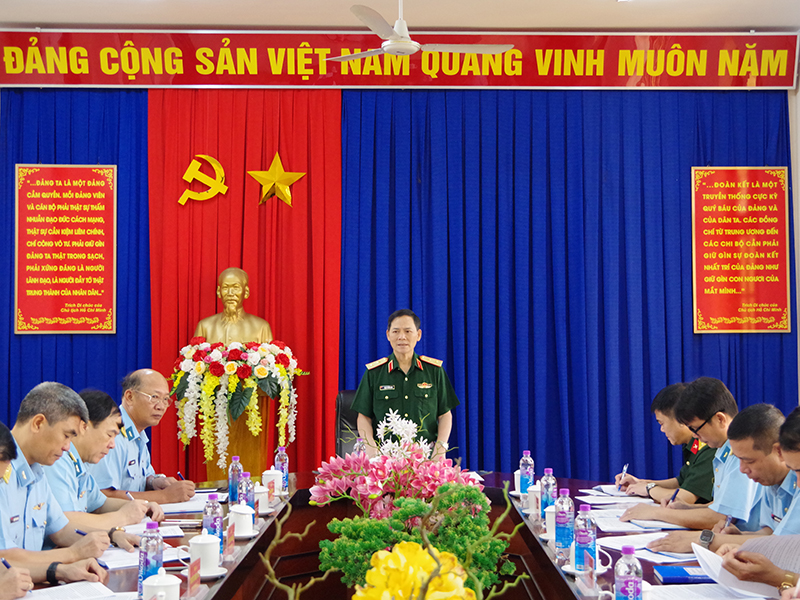 Đoàn công tác Bộ Tổng Tham mưu Quân đội nhân dân Việt Nam làm việc tại Trường Sĩ quan Không quân