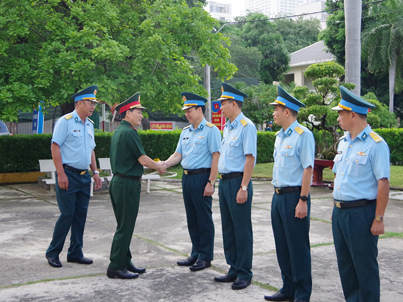 Đoàn công tác Bộ Tổng Tham mưu Quân đội nhân dân Việt Nam làm việc tại Trường Sĩ quan Không quân